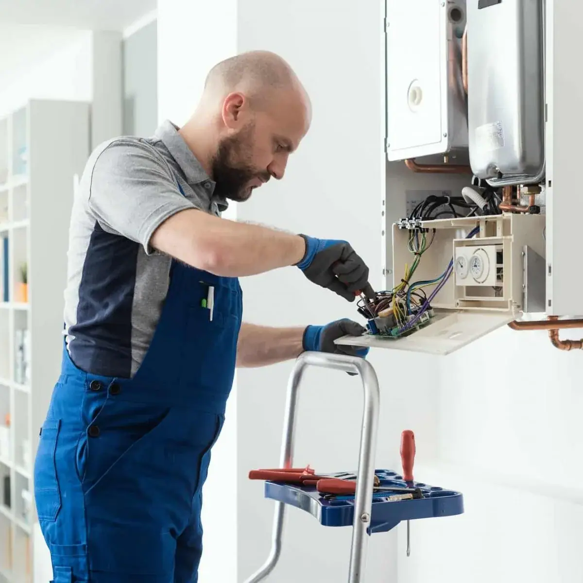 Techniker arbeitet an der Elektronik einer Baxi Gastherme
