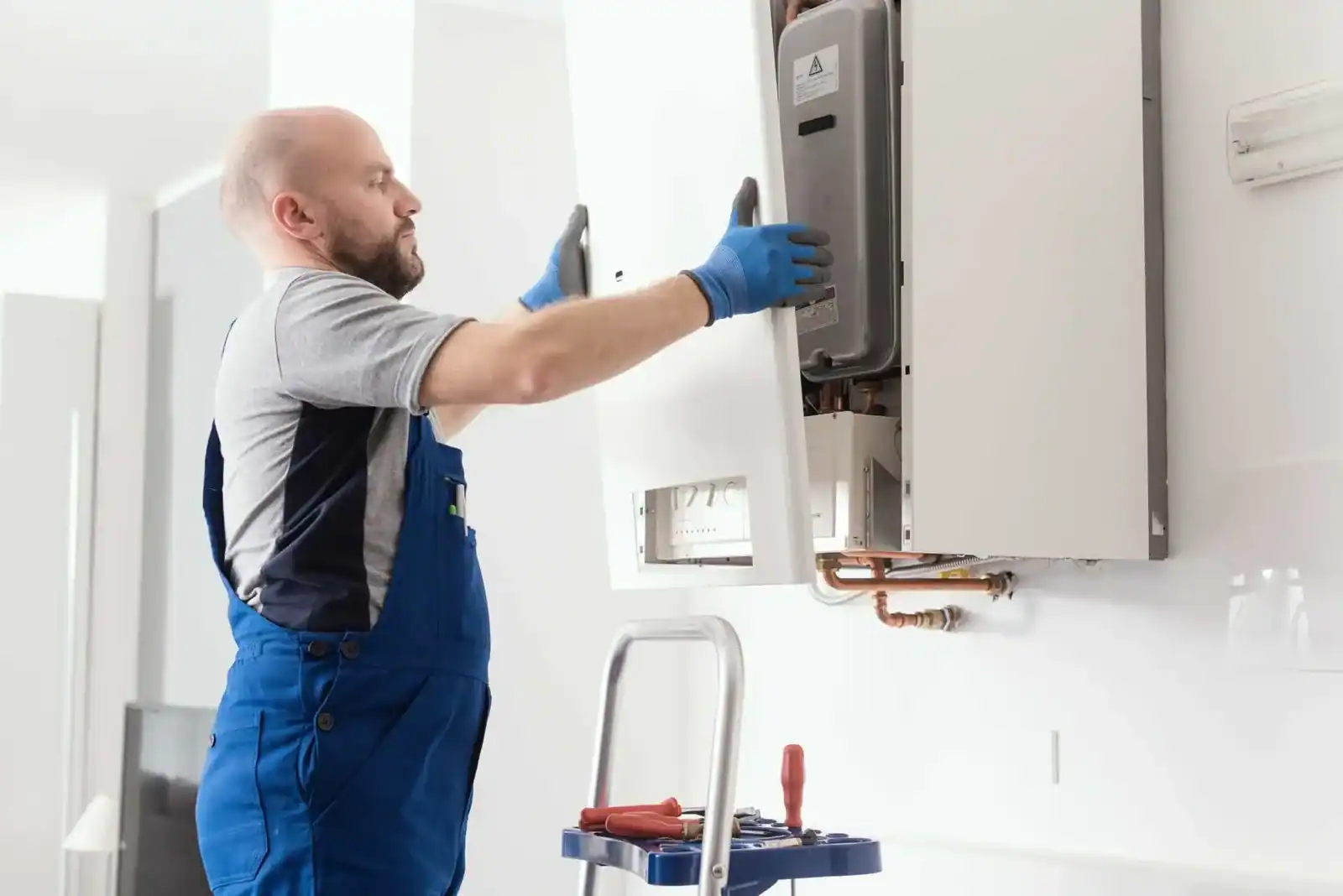 Installateur montiert eine neue Gastherme
